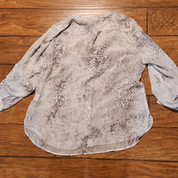 Woman Covington Essentials size 1X sheer snakeskin white gray print top - Picture 5 of 7